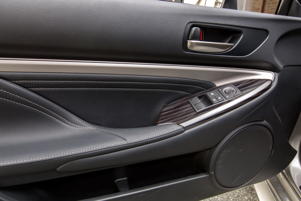 Đánh giá xe Lexus RC 2017: Bảng điều khiển cửa xe.