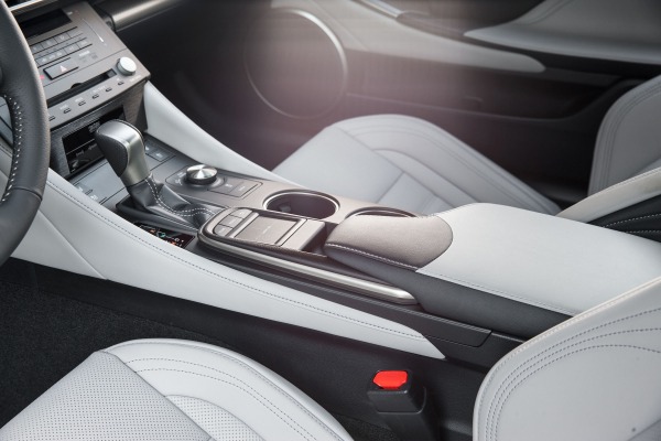 Đánh giá xe Lexus RC 2017: Khu vực cần số.