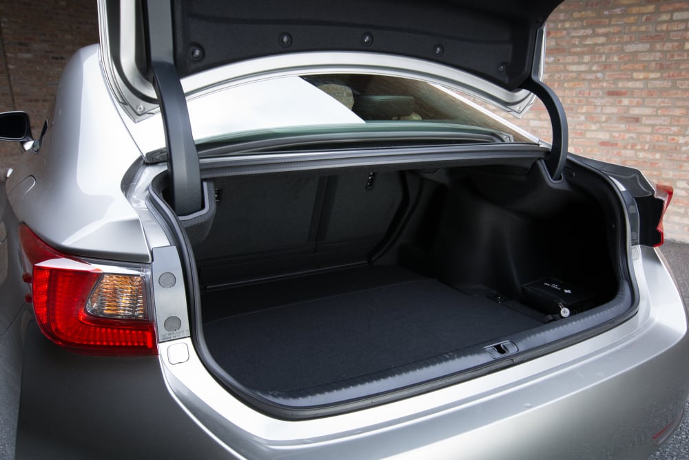 Đánh giá xe Lexus RC 2017: Khoang hành lý khá khiêm tốn.