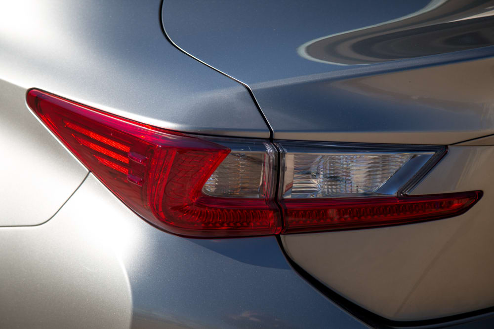 Đánh giá xe Lexus RC 2017: Đèn hậu hình chữ L kéo dài sang nắp cốp sau.