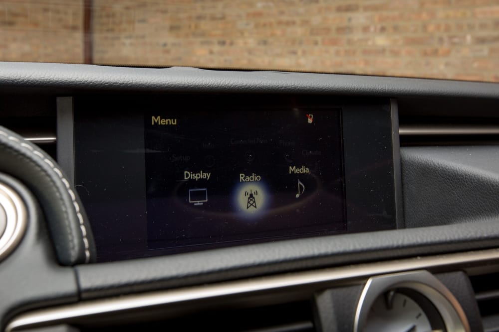 Đánh giá xe Lexus RC 2017: Màn hình 7 inch tiêu chuẩn.