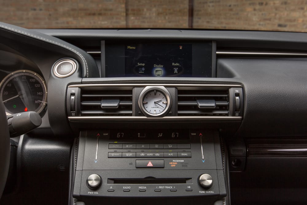 Đánh giá xe Lexus RC 2017: Khu vực điều khiển trung tâm.