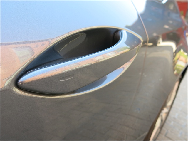 Đánh giá xe Lexus RC 2017: Tay nắm cửa cùng màu với thân xe .