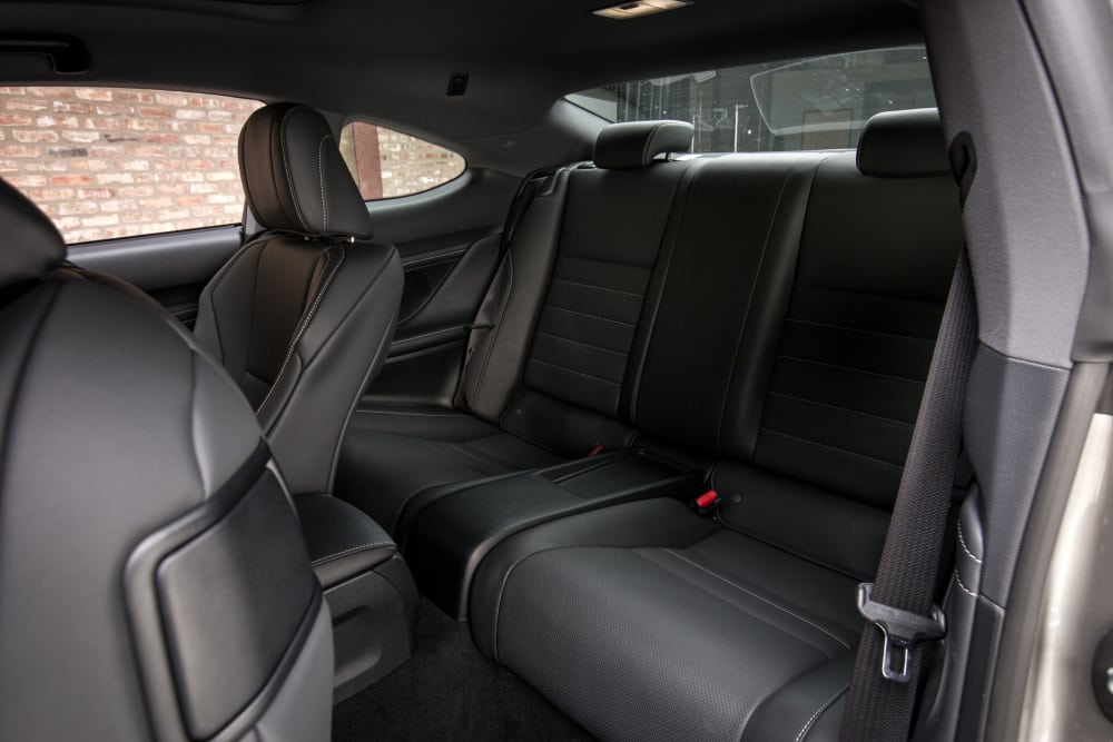 Đánh giá xe Lexus RC 2017: Hàng ghế sau hơi chật.