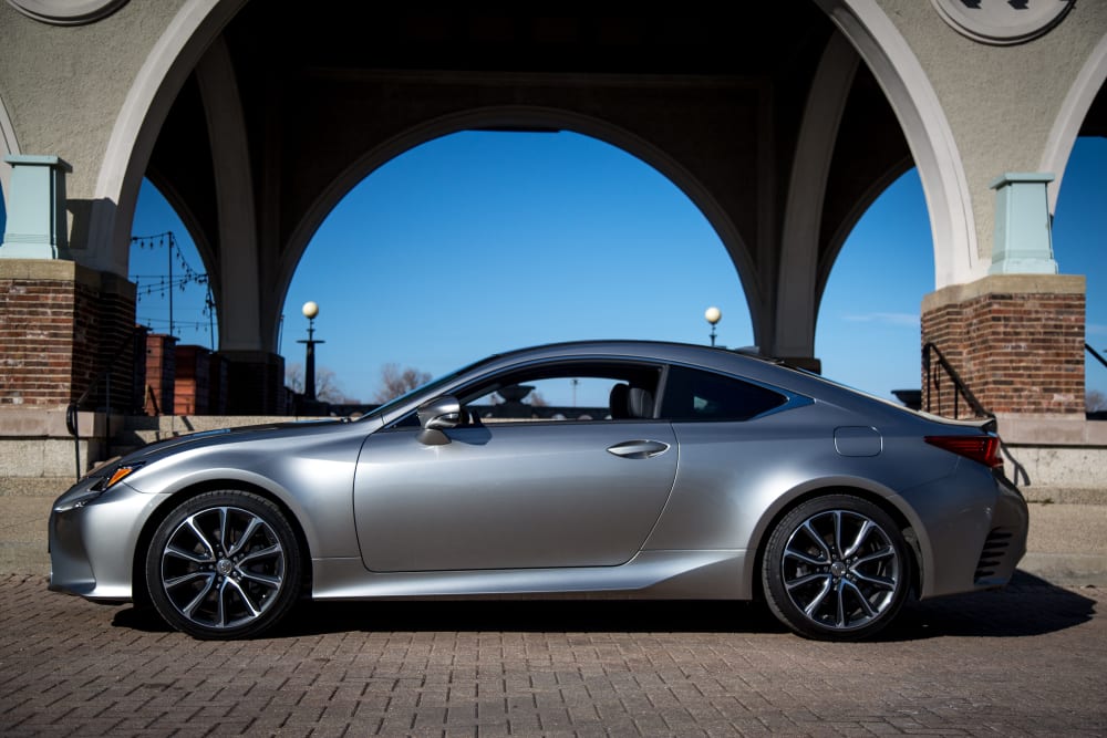 Đánh giá xe Lexus RC 2017: Thiết kế thân xe duyên dáng.