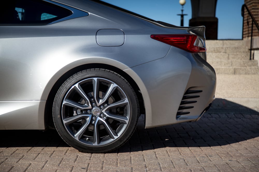 Đánh giá xe Lexus RC 2017: La-zăng đa chấu thiết kế thể thao.