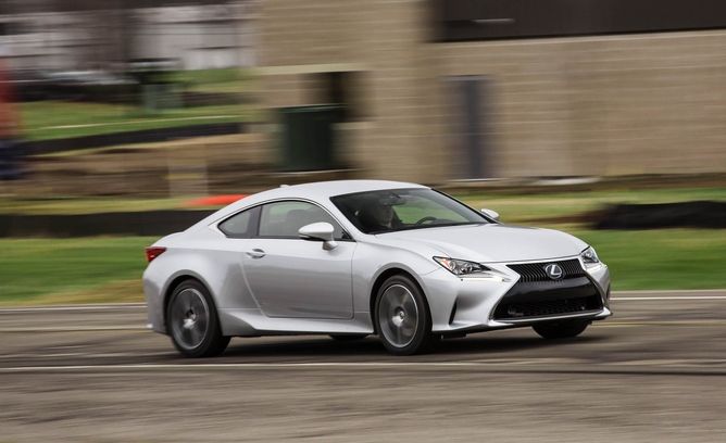 Lexus RC 2017 sở hữu nhiều công nghệ an toàn tiên tiến của Lexus.