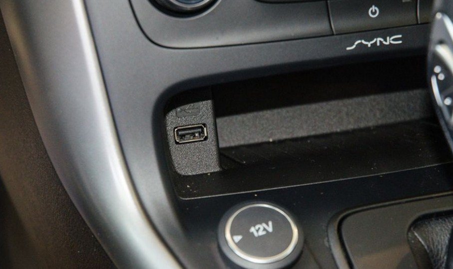 Đánh giá xe Ford Focus 2017: Ổ cắm điện 12V và cổng sạc USB 1