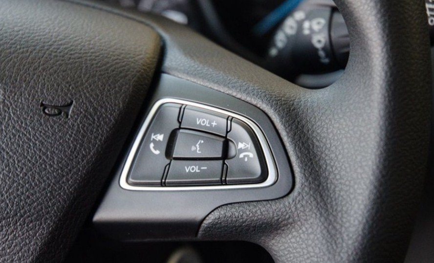 Đánh giá xe Ford Focus 2017: Các nút điều chỉnh đàm thoại/âm thanh rảnh tay 1