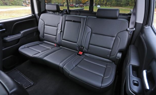 Đánh giá xe Chevrolet Silverado 1500 2017: Thiết kế hàng ghế sau Đánh giá xe Chevrolet Silverado 1500 2017: Thiết kế hàng ghế sau 1