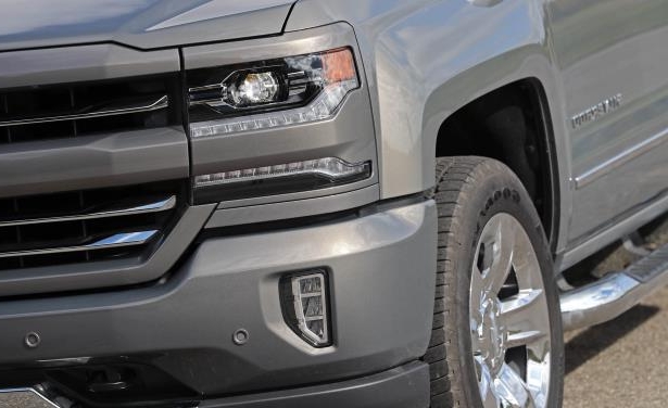 Đánh giá xe Chevrolet Silverado 1500 2017: Hệ thống đèn góc cạnh Đánh giá xe Chevrolet Silverado 1500 2017: Hệ thống đèn góc cạnh 1