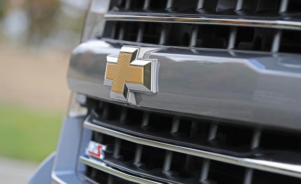 Đánh giá xe Chevrolet Silverado 1500 2017: Lưới tản nhiệt gắn logo Chevrolet ở chính giữa Đánh giá xe Chevrolet Silverado 1500 2017: Lưới tản nhiệt gắn logo Chevrolet ở chính giữa 1