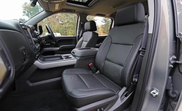 Đánh giá xe Chevrolet Silverado 1500 2017: Thiết kế hàng ghế trước Đánh giá xe Chevrolet Silverado 1500 2017: Thiết kế hàng ghế trước 1