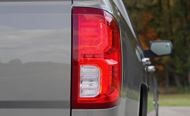 Đánh giá xe Chevrolet Silverado 1500 2017: Thiết kế đèn hậu Đánh giá xe Chevrolet Silverado 1500 2017: Thiết kế đèn hậu 1