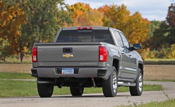 Đánh giá xe Chevrolet Silverado 1500 2017: Tổng thể đuôi xe vuông vức Đánh giá xe Chevrolet Silverado 1500 2017: Tổng thể đuôi xe vuông vức 1