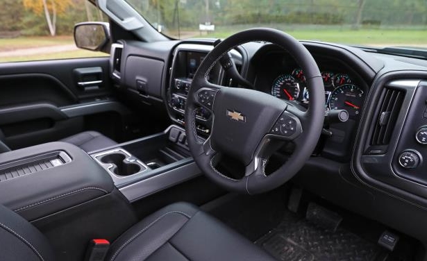 Đánh giá xe Chevrolet Silverado 1500 2017: Thiết kế vô-lăng Đánh giá xe Chevrolet Silverado 1500 2017: Thiết kế vô-lăng 1