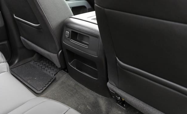Đánh giá xe Chevrolet Silverado 1500 2017: Hộc chứa đồ trong khoang cabin Đánh giá xe Chevrolet Silverado 1500 2017: Hộc chứa đồ trong khoang cabin 1