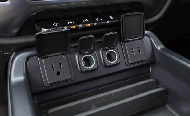Đánh giá xe Chevrolet Silverado 1500 2017: Cổng kết nối USB và jack cắm phụ trợ Đánh giá xe Chevrolet Silverado 1500 2017: Cổng kết nối USB và jack cắm phụ trợ 1