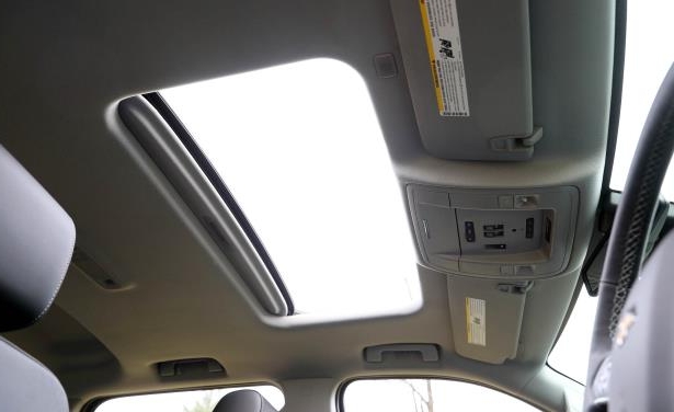 Đánh giá xe Chevrolet Silverado 1500 2017: Cửa sổ trời Đánh giá xe Chevrolet Silverado 1500 2017: Cửa sổ trời 1