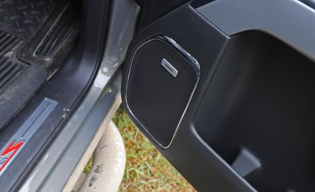 Đánh giá xe Chevrolet Silverado 1500 2017: Hệ thống loa Đánh giá xe Chevrolet Silverado 1500 2017: Hệ thống loa 1