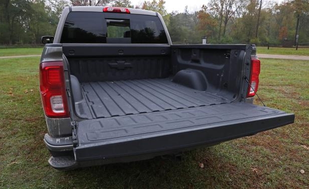 Đánh giá xe Chevrolet Silverado 1500 2017 về thiết kế đuôi xe Đánh giá xe Chevrolet Silverado 1500 2017 về thiết kế đuôi xe 3