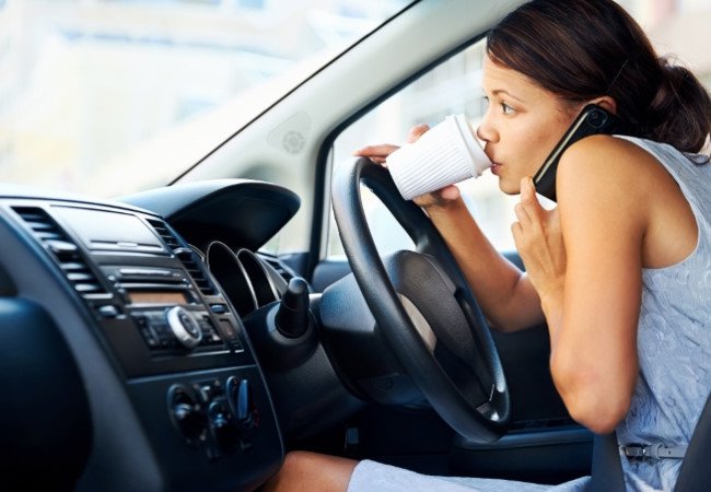 Lái xe ô tô sử dụng điện thoại là nguyên nhân hàng đầu dẫn đến tai nạn giao thông a2