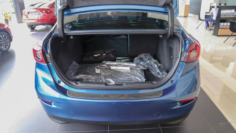 Đánh giá xe Mazda 3 2017: Khoang hành lý trên xe rộng rãi a15