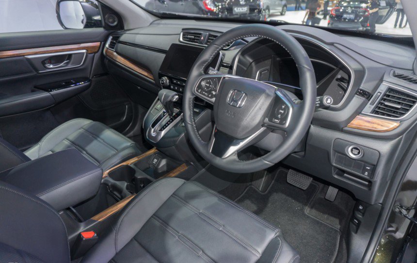 Đánh giá xe Honda CR-V 2018 bản 7 chỗ: Vô lăng xe ở tay nghịch do bán ở Thái Lan.