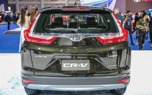 Đánh giá xe Honda CR-V 2018 bản 7 chỗ: Đuôi xe với đèn hậu mới.
