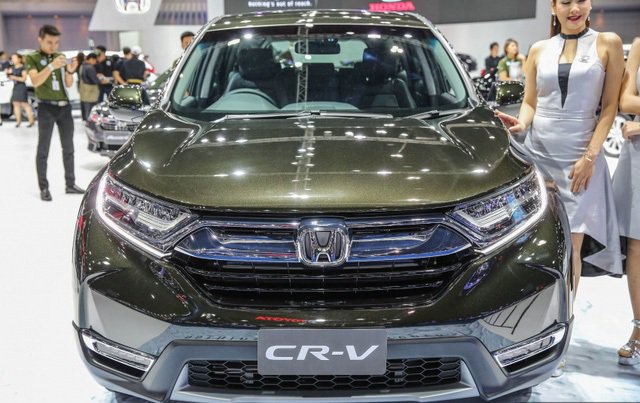 Đánh giá xe Honda CR-V 2018 bản 7 chỗ: Đầu xe có một số điểm khác biệt với bản 5 chỗ.