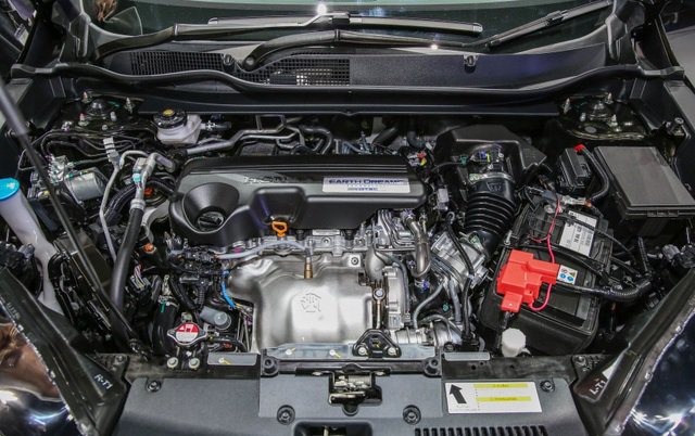 Đánh giá xe Honda CR-V 2018 bản 7 chỗ: Xe có cả động cơ xăng và dầu.