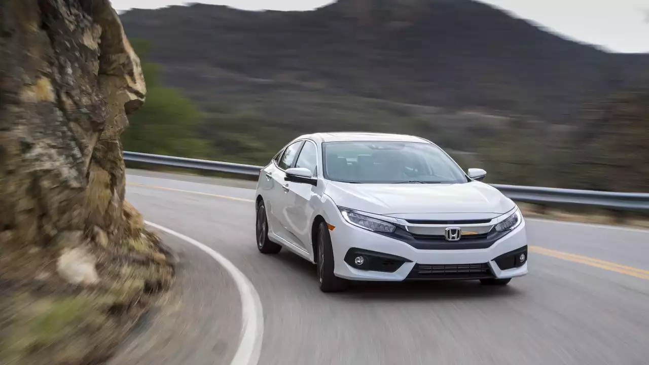 Toyota Corolla là xe bán chạy nhất thế giới 8 tháng đầu năm 2017 Honda Civic chụp từ phía trước