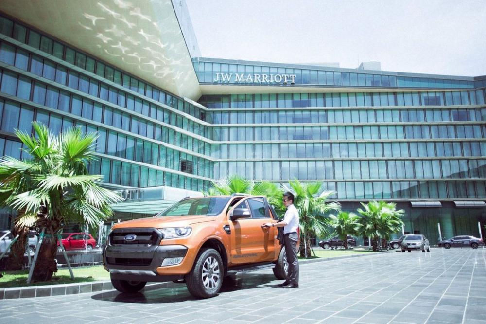 Đánh giá xe Ford Ranger Wildtrak 2018: Mẫu xe bán tải bán chạy nhất thị trường Ảnh chụp Ford Ranger Wildtrak 2018 nhìn từ phía xa