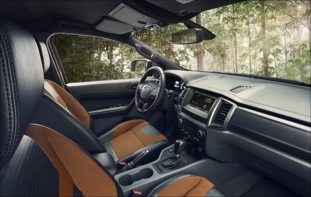 Đánh giá xe Ford Ranger Wildtrak 2018: Bảng táp-lô hình khối Hình ảnh chụp bảng táp-lô xe Ford Ranger Wildtrak 2018