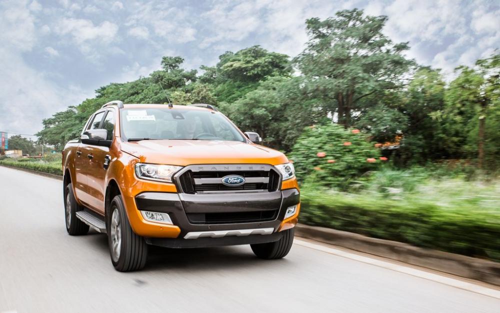 Đánh giá xe Ford Ranger Wildtrak 2018: Đầu xe hiện đại Hình ảnh đầu xe Ford Ranger Wildtrak 2018 màu cam
