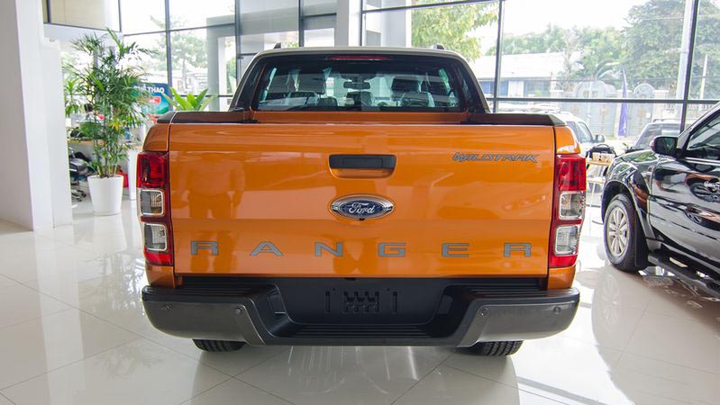 Đánh giá xe Ford Ranger Wildtrak 2018: Đuôi xe tối giản nhưng đủ dùng Ảnh chụp đuôi xe Ford Ranger Wildtrak 2018