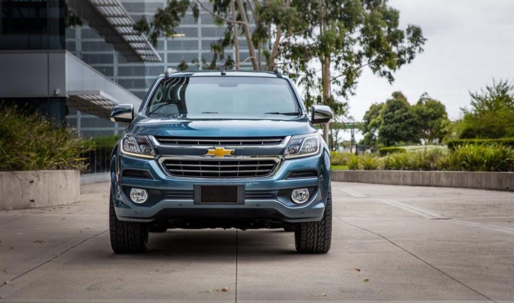 Đánh giá xe Chevrolet Trailblazer 2018: Đầu xe dữ dằn Ảnh chụp đầu xe Chevrolet Trailblazer 2018 màu xanh