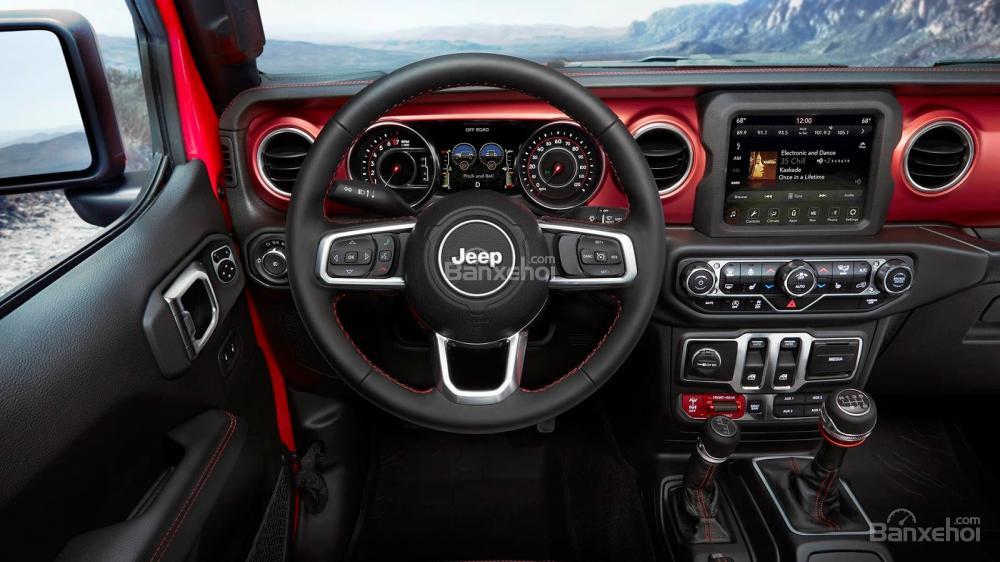 Đánh giá xe Jeep Wrangler 2018: Bảng điều khiển trung tâm đặt thấp và chiếm ít không gian không gian hơn Bảng điều khiển trung tâm xe Jeep Wrangler 2018