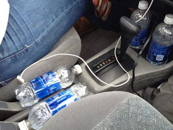 Nguy cơ từ việc đặt sai vị trí chai nước trên xe ô tô 2