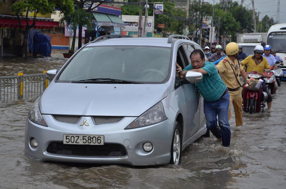 Xe ô tô bị ngập nước, cần làm gì ngay?