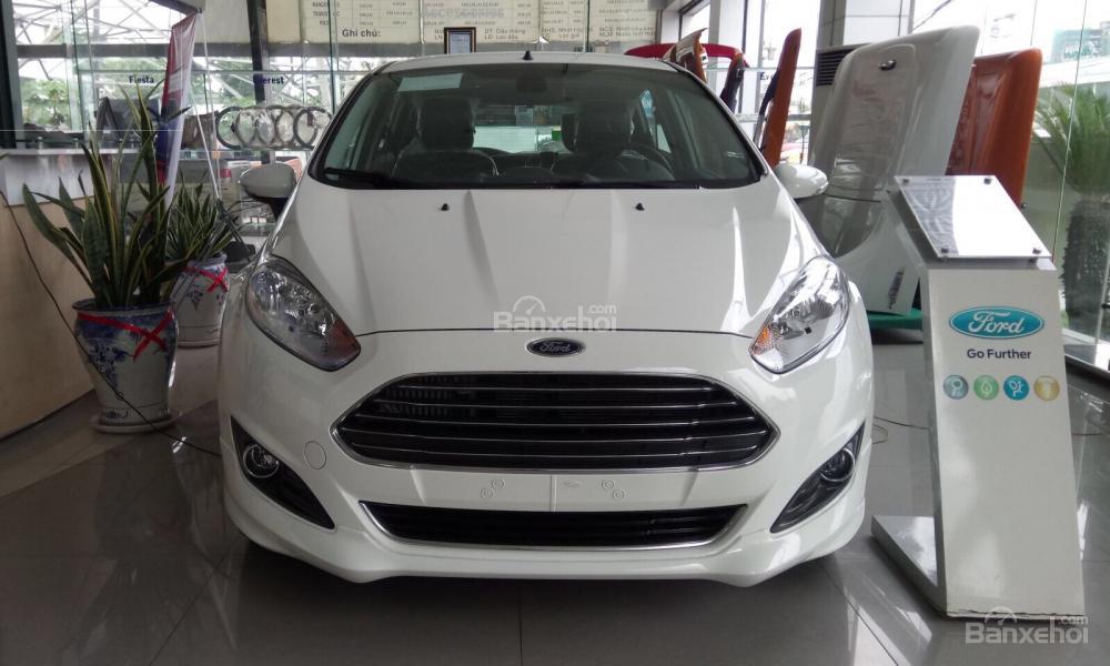 Giá xe Ford Fiesta tháng 11/2018 giảm mạnh tại đại lý..