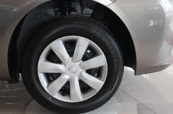 So sánh giữa la-zăng thép và hợp kim trên xe ô tô 6...