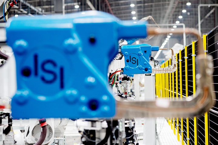 Khám phá dây chuyên sản xuất với 1.200 robot tự động của VinFast 12 Khám phá dây chuyên sản xuất với 1.200 robot tự động của VinFast a12