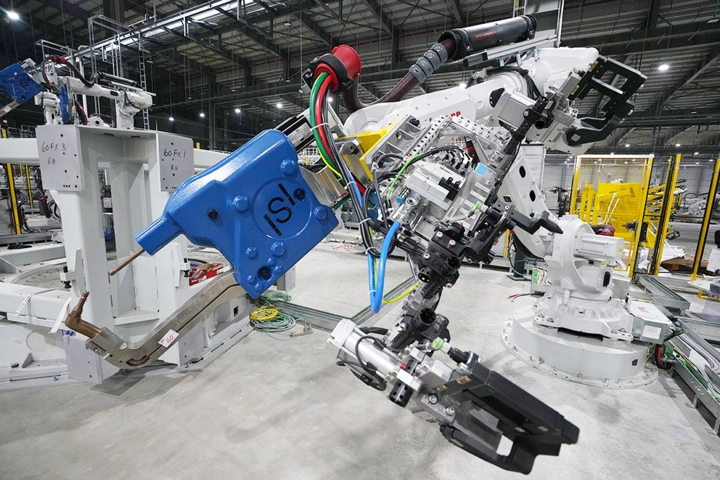 Khám phá dây chuyên sản xuất với 1.200 robot tự động của VinFast 6 Khám phá dây chuyên sản xuất với 1.200 robot tự động của VinFast a6