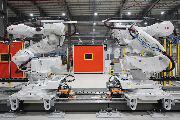 Khám phá dây chuyên sản xuất với 1.200 robot tự động của VinFast 10 Khám phá dây chuyên sản xuất với 1.200 robot tự động của VinFast a10