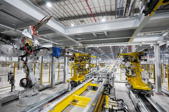 Khám phá dây chuyên sản xuất với 1.200 robot tự động của VinFast 8 Khám phá dây chuyên sản xuất với 1.200 robot tự động của VinFast a8