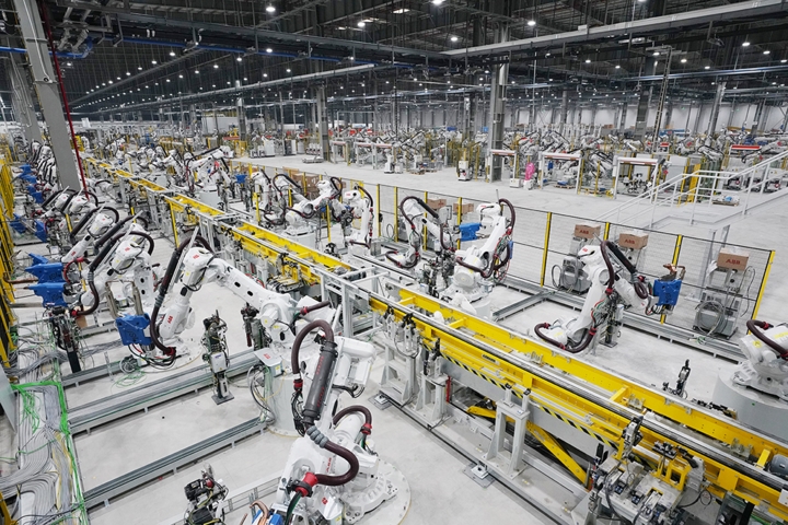 Khám phá dây chuyên sản xuất với 1.200 robot tự động của VinFast 15 Khám phá dây chuyên sản xuất với 1.200 robot tự động của VinFast a15
