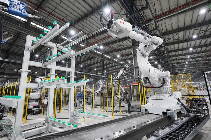 Khám phá dây chuyên sản xuất với 1.200 robot tự động của VinFast 11 Khám phá dây chuyên sản xuất với 1.200 robot tự động của VinFast a11