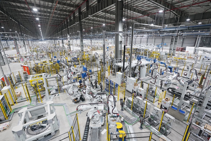 Khám phá dây chuyên sản xuất với 1.200 robot tự động của VinFast 9 Khám phá dây chuyên sản xuất với 1.200 robot tự động của VinFast a9