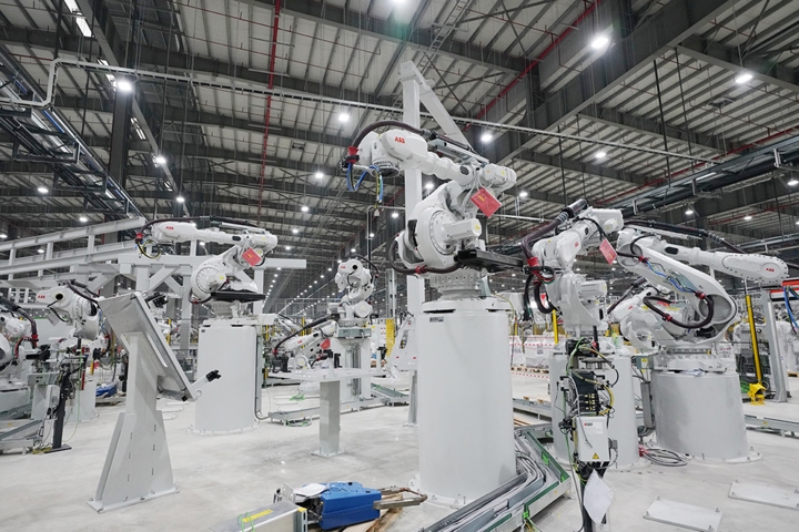 Khám phá dây chuyên sản xuất với 1.200 robot tự động của VinFast 7 Khám phá dây chuyên sản xuất với 1.200 robot tự động của VinFast a7